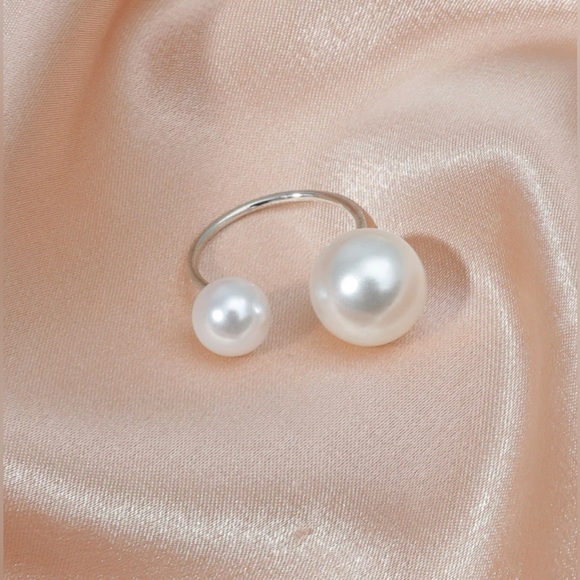 ❀ Minimalist Ivory White Faux Pearl Adjustable Statement Ring - Picture 7 of 8